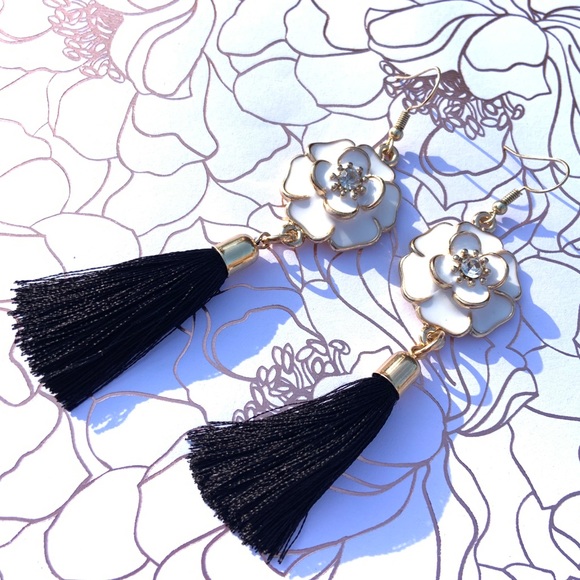 Nis&Co Jewelry - White rose tassel earrings